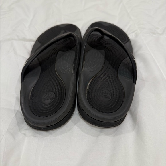 **CROCS Men's M8 / Women's W10 Black Flip Flops – Comfortable & Lightweight** - Picture 4 of 6